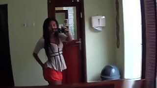 Sexy mora asiatica bambina scherza con la macchina fotografica
