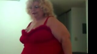 Lihava nainen, jolla on punainen alusvaatti