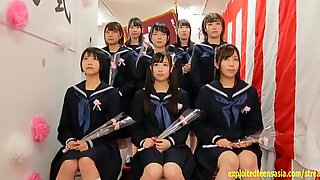 Le scolari giapponesi si sono riuniti e avevano un Sesso di Gruppo a scuola.