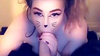 Amelia Skye à Cat Robe-Up Fucks and Gorge profonde File d'attente Grosse et Godemiché sur Snapchat
