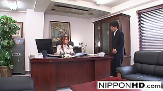 Japanska sekreterare onanerar vid sitt skrivbord